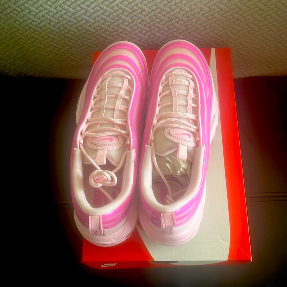 NIKE AIR MAX 97 NEVER BEEN WORN 💗💖💓
ORIGINAL BOX
Men’s 10.5 /Women’s 12